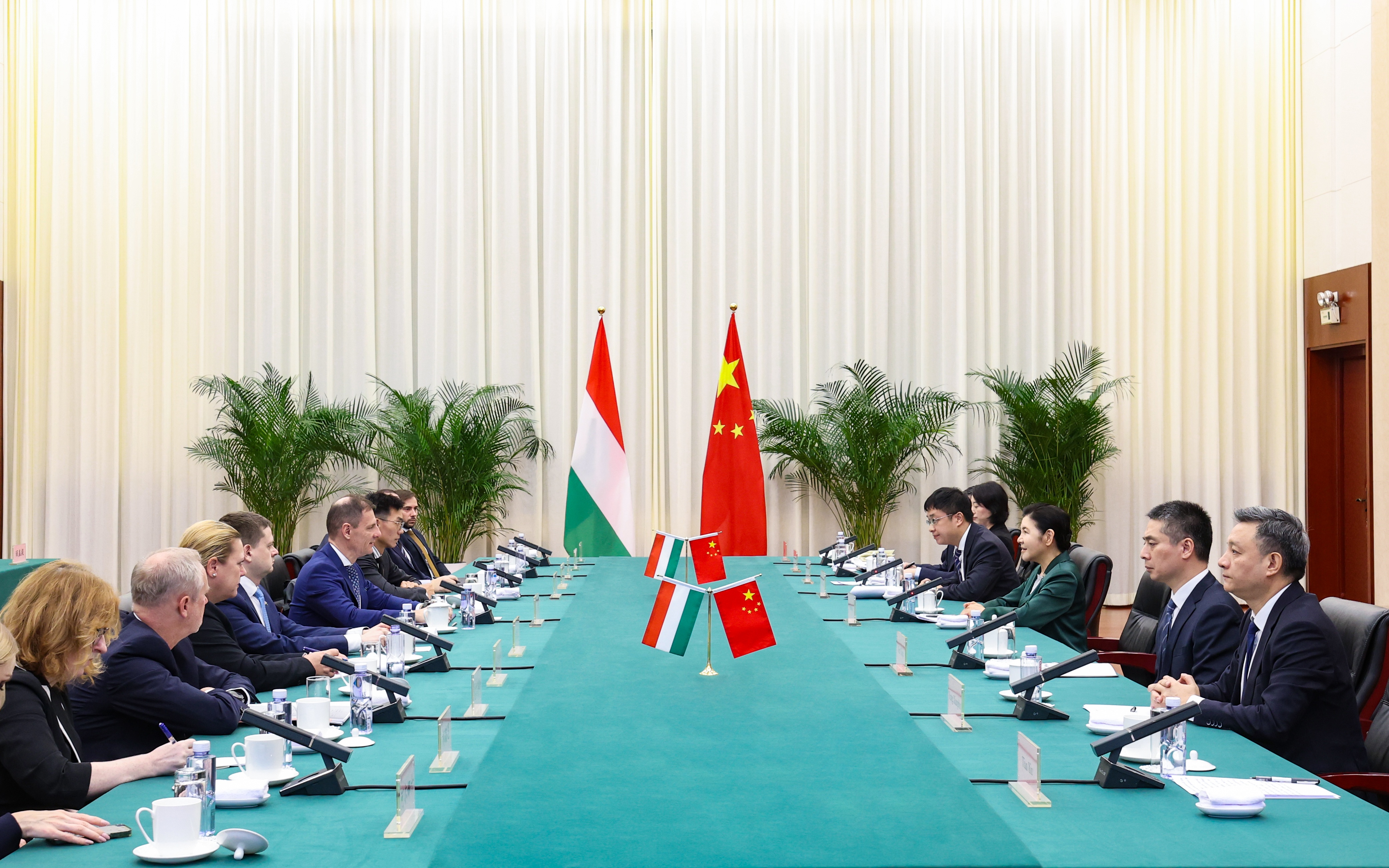 贺荣会见匈牙利司法部部长图森·班策