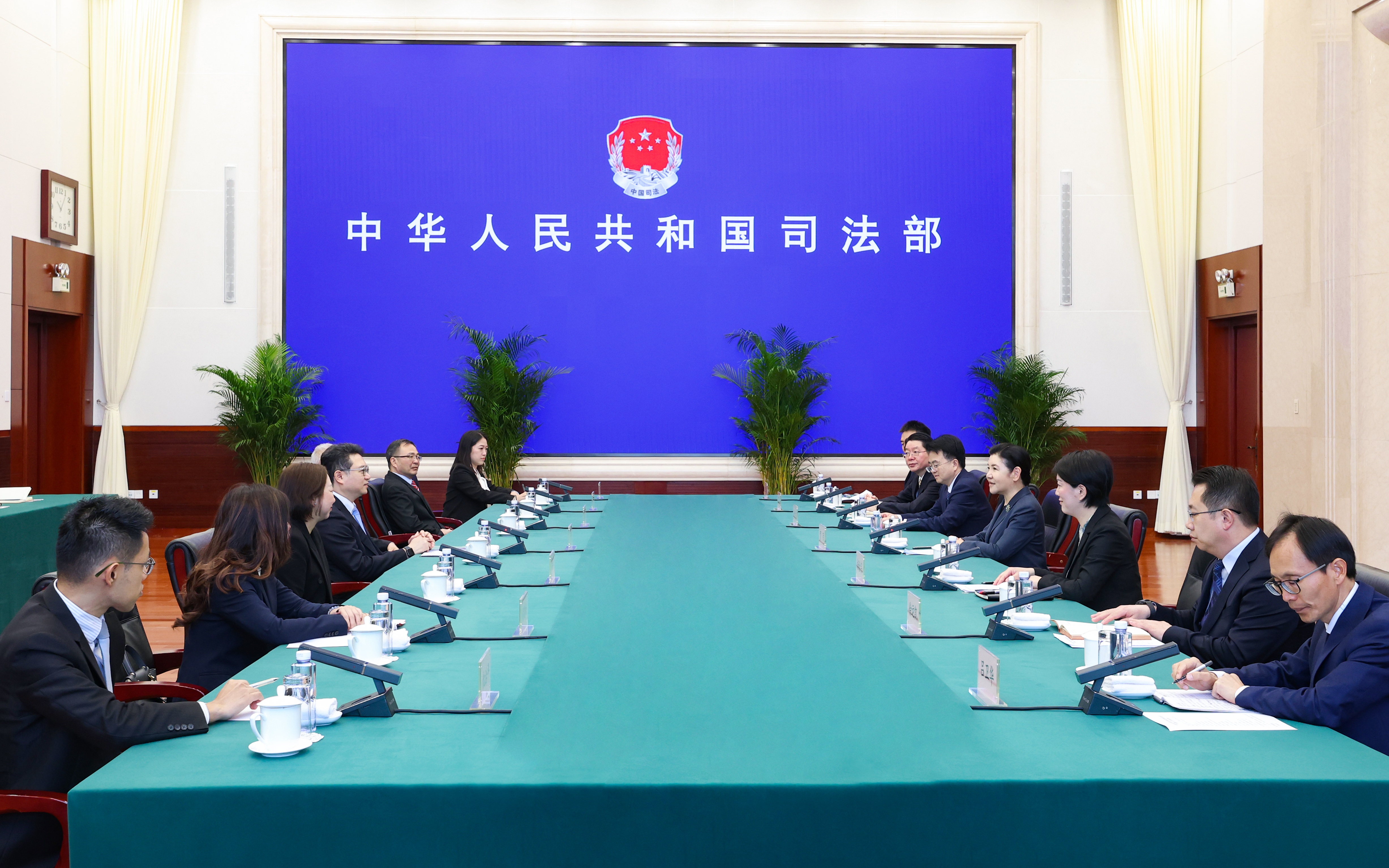 贺荣会见澳门特别行政区检察院检察长唐晓峰