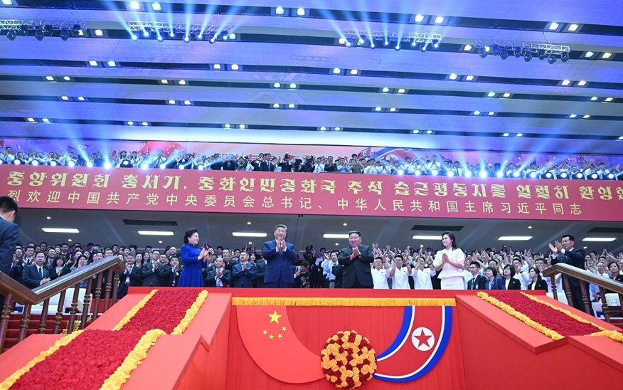 习近平和彭丽媛观看朝鲜专场文艺演出